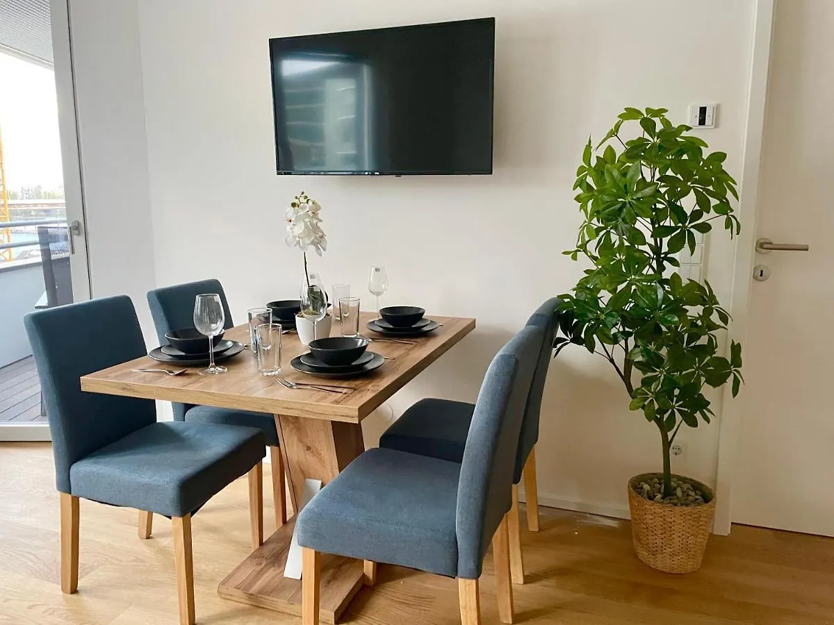 Riverfront Apartment With Balcony And Ac Vienna Austria